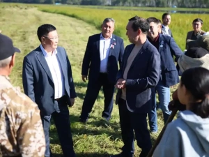 Айсен Николаев встретился с сенокосчиками в Сунтарском улусе