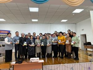 Школьники выпустили книгу о работниках сельского хозяйства села Улахан-Ан