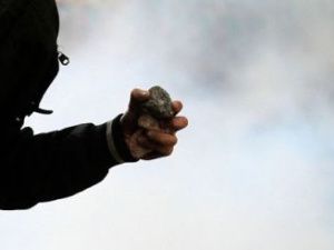 Пенсионер ударил знакомого камнем в лицо, приревновав к супруге