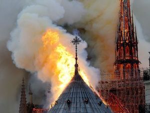Огонь перекинулся на одну из башен Собора Парижской Богоматери