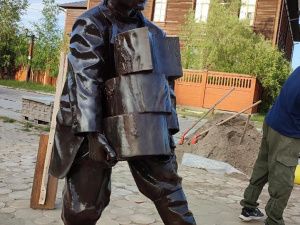 Фотофакт: в Старом городе Якутска появился памятник укладчику чурочной мостовой