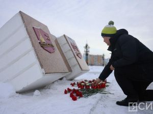 Стихийный мемориал открылся в Якутске после теракта в Подмосковье