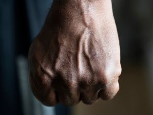 Житель Якутии жестоко избил мужчину за то, что тот трижды ударил пенсионерку: Вынесен приговор