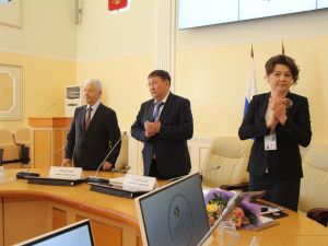 Михаил Николаев вручил Благодарности Главы Якутии Айсена Николаева победителям XXI молодежных Дельфийских Игр России