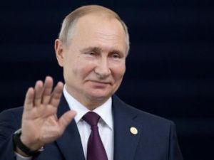 Песков: Путин со всеми соблюдает социальную дистанцию и не пожимает руки собеседникам