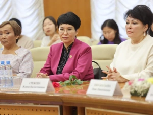 Айсен Николаев вручил государственные награды матерям Якутии