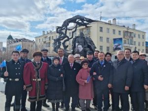 Якутяне возложили цветы к памятнику Алексея Кулаковского в день 100-летия образования ЯАССР
