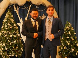 Евгений Григорьев вручил стипендии 100 лучшим школьникам на Елке главы Якутска