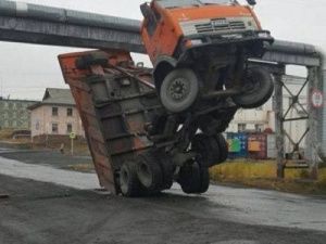 "В Тикси даже ДТП необычные": Водитель пояснил, как попал в такое положение