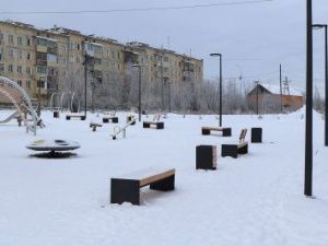 Для жителей п. Мохсоголлох осужденные изготовили скамейки и урны 