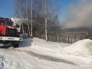 В Сунтаре пожарные не дали огню с заброшки перекинуться на жилые дома