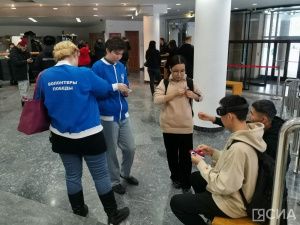 «Волонтёры Победы» раздали жителям Якутска ленты в цветах флага России