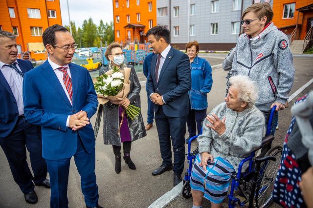 Глава Якутии проверил исполнение программы по переселению граждан из аварийного жилья в Алданском районе