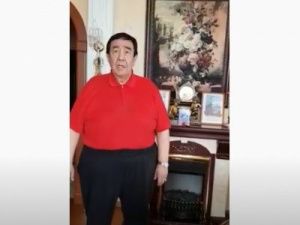 Видеофакт: Александр Уаров, находящийся под домашним арестом, спел песню "День Победы"