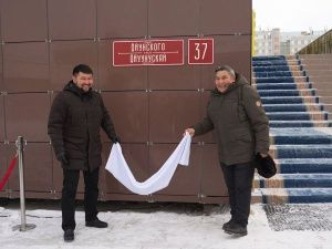 Первую табличку с адресом на двух языках установили на улице Ойунского в Якутске