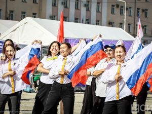 Гимн России исполнил хор на площади Ленина в Якутске