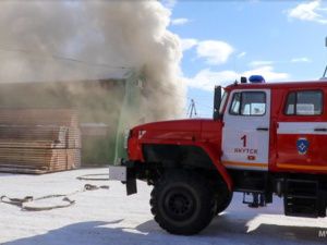 При пожаре в кафе в Якутске погибла женщина: огонь охватил 90 квадратных метров