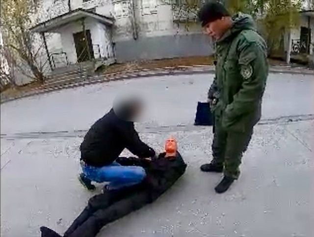 В Якутии трое мужчин до смерти избили прохожего, перепутав с другим человеком
