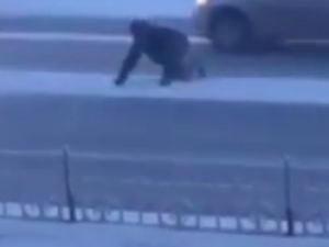 Видеофакт: В Якутске пешеход на четвереньках переползает оживленную улицу