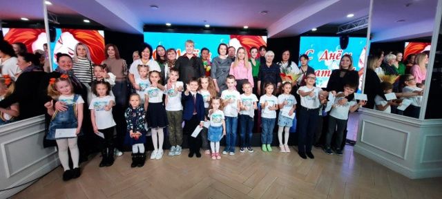 В Центре культуры АО «АК «ЖДЯ» поздравили мам с Днем матери!