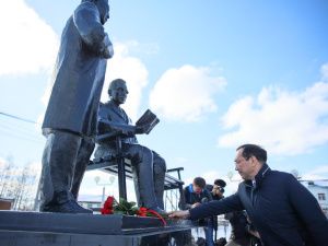 Айсен Николаев возложил цветы к памятнику народным писателям Якутии Семёну и Софрону Даниловым