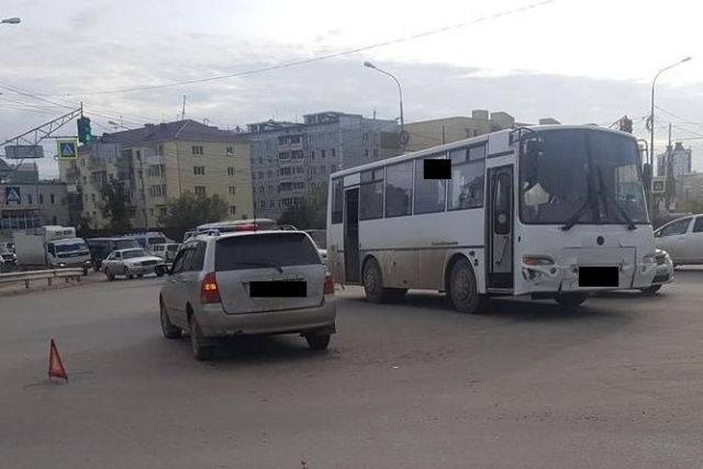 В Якутске автомобиль врезался в маршрутный автобус