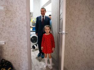 Айсен Николаев навестил семью военнослужащего из Нерюнгри