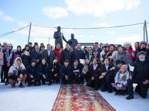 Айсен Николаев возложил цветы к памятнику народным писателям Якутии Семёну и Софрону Даниловым