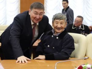 В Якутии впервые вручены стипендии Главы олонхосутам, запевалам осуохая и кузнецам