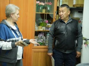Дмитрий Садовников навестил переселенцев из ДНР и ЛНР в пункте временного размещения в Якутске