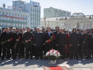 Депутаты гордумы возложили цветы к памятникам выдающихся государственных и политических деятелей Якутии