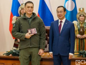 Айсен Николаев вручил якутянам государственные награды в преддверии Нового года