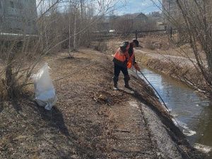 В Якутске продолжаются работы по очистке берегов водных объектов