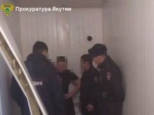 Житель Якутии избил главу наслега и проломил стену в отделении полиции: Уголовное дело направлено в суд