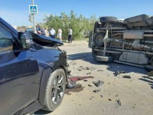 ГИБДД: внедорожник двигался на разрешающий сигнал светофора. Водитель пояснил, что не заметил спецсигналы скорой помощи