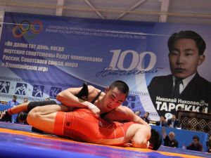 Фоторепортаж. Главные схватки чемпионата Якутии по вольной борьбе