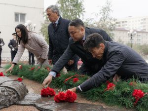 В Якутске возложили цветы в память об окончании Второй мировой войны