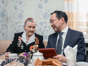 Айсен Николаев вручил ветерану войны первую в Якутии юбилейную медаль к 75-летию Победы