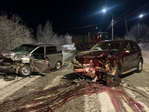 Два человека пострадали в лобовом ДТП в Мирнинском районе 