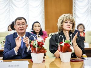 В День учителя Глава Якутии наградил выдающихся педагогов и наставников республики