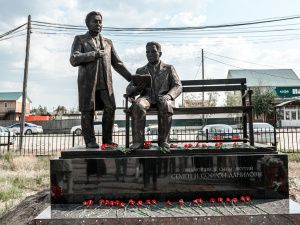 Глава Якутии возложил цветы к памятнику братьям Семену и Софрону Даниловым