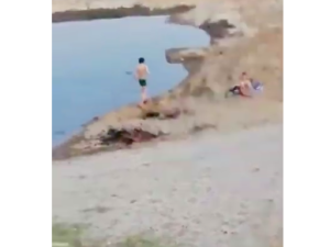 Видеофакт: В Якутске дети продолжают купаться на диких пляжах