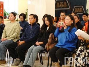 В Якутск с гастролями приехал калмыцкий театр кукол «Джангар»