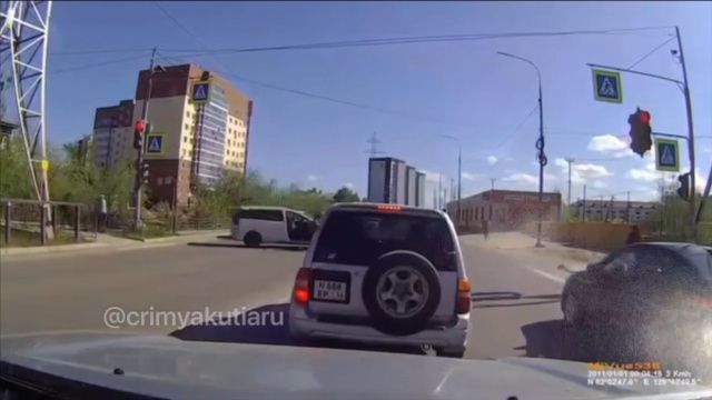 В Якутске ребёнок сел за руль автомобиля, пока отец был в магазине: машина врезалась в столб