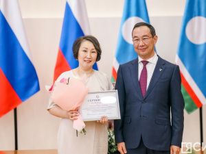 Глава Якутии вручил лучшим педагогам-наставникам премии в 100 тысяч рублей