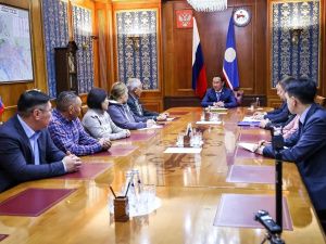 Айсен Николаев встретился с родными Героя России Дмитрия Егорова