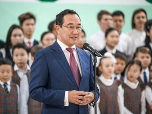 Айсен Николаев вместе с учащимися СОШ №5 исполнил Гимн России