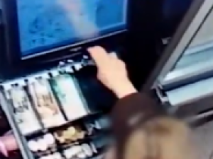 Видеофакт: В Мирнинском районе продавец два месяца обкрадывала магазин