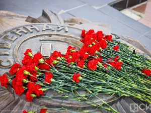 В Якутске возложили цветы к монументу «Воинам-победителям» в честь 80-летия победы в Курской битве