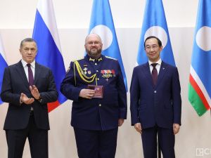Зампред правительства России Юрий Трутнев вручил госнаграды военнослужащим и добровольцам Якутии
